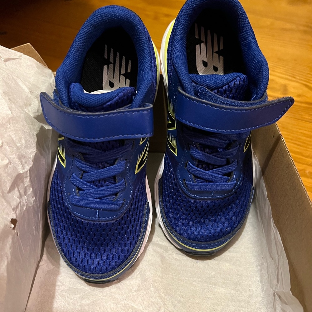 Kids size 11 new balance tennis shoes